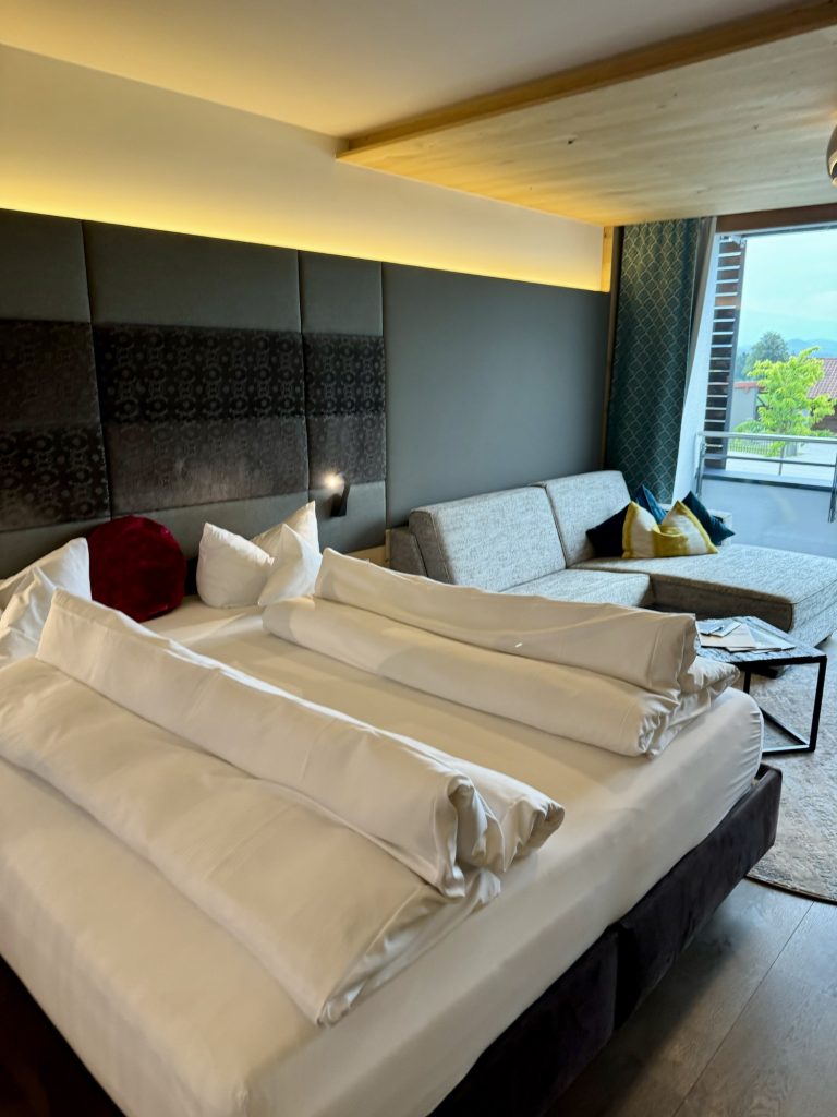 Das Bett und die Couch in der Spa-Suite im Wellnesshotel Das Stemp