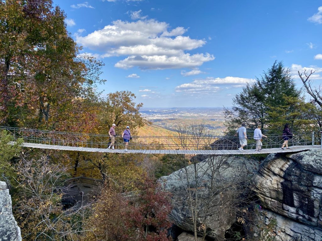 Hängebrücke über Felsen im Rock City mit Landschaft im Hintergrund