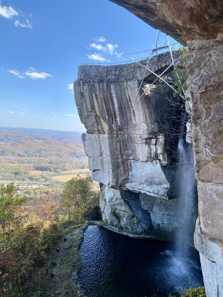 Lover's Leap Felsvorsprung und Wasserfall im Rock City