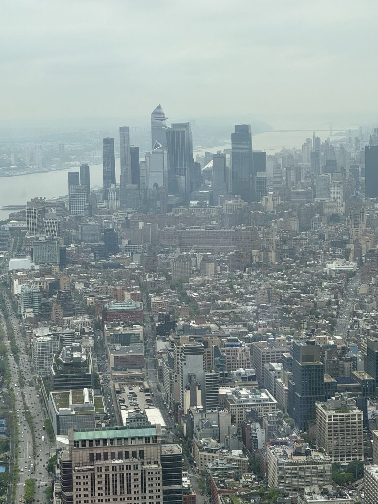 Ausblick auf Manhatten und Blick auf die Ausichtsplattform Edge vom One World Observatory