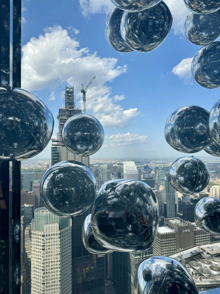 Silberne Heliumballoons im "Balloonzimmer" von Summit One Vanderbilt mit Ausblick auf New York