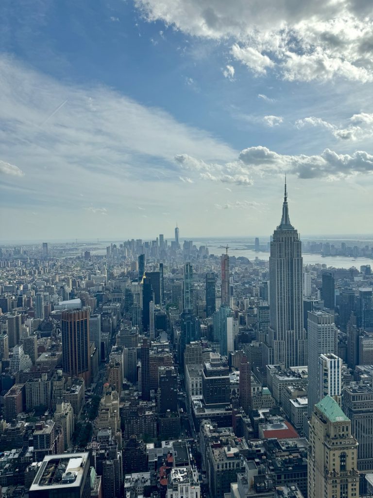 Blick auf Empire State Building und das One World Observatory vom der Aussichtsplattform Summit One Vanderbilt