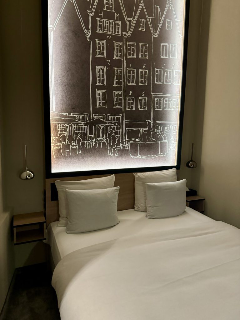 Doppelbett mit 4 Kissen im Wasserturm Hotel Köln