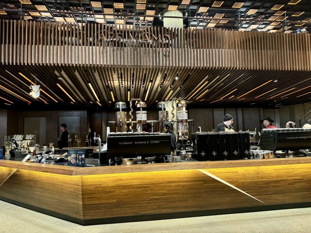 Coffee Bar in der Starbucks Reserve Roastery mit Blick auf die Kaffeemaschinen und Cold-Brew Geräte