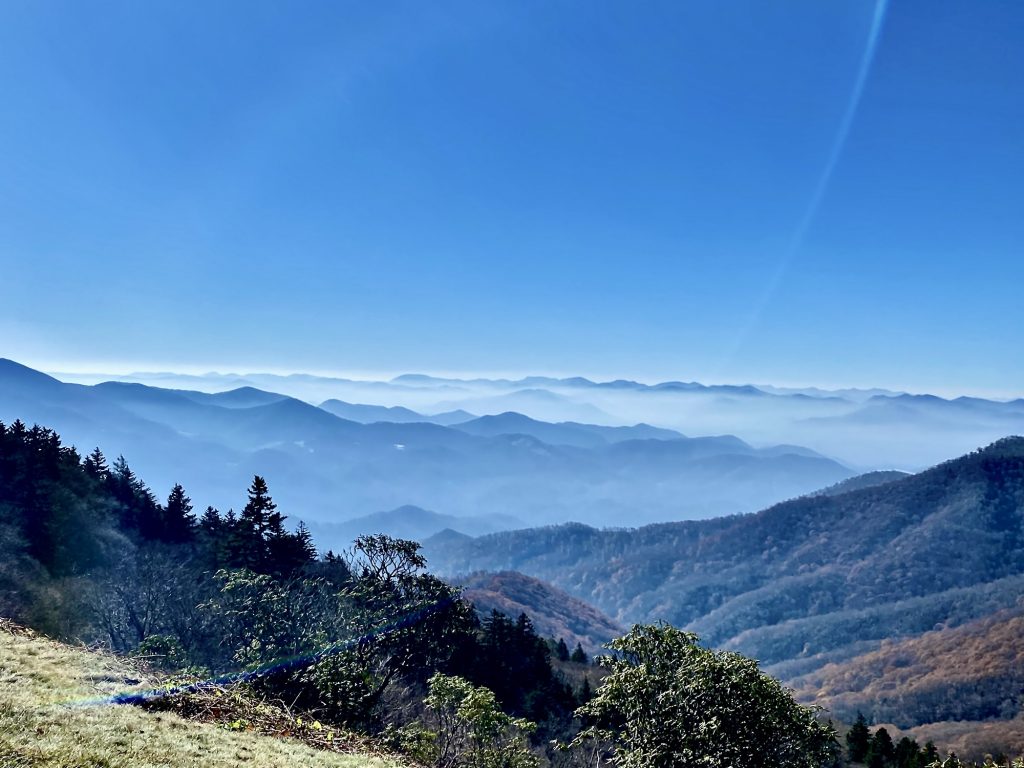 Blue Rige Mountains von einem Aussichtspunkt des Blue Ridge Parkway aus