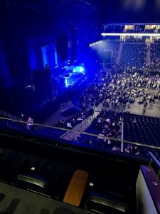 Blick auf die Konzertbühne von der Amex Loge in der Uber Arena in Berlin