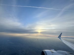 Sonnenaufgang aus Flugzeugfenster