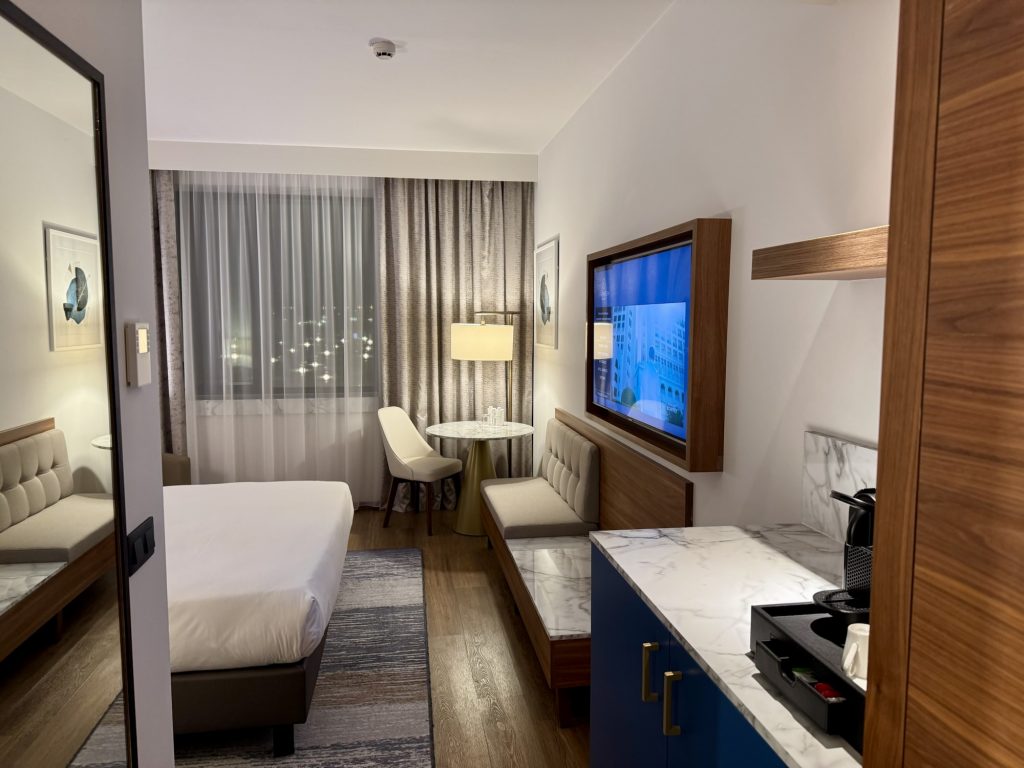 Blick ins Zimmer von Zimmertür aus im Sheraton Nice Airport Hotel in Nizza