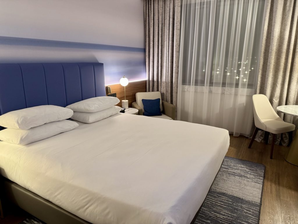 Bett im Sheraton Nice Airport Hotel in Nizza