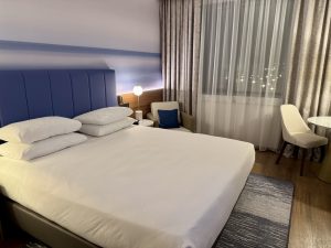 Bett im Sheraton Nice Airport Hotel in Nizza