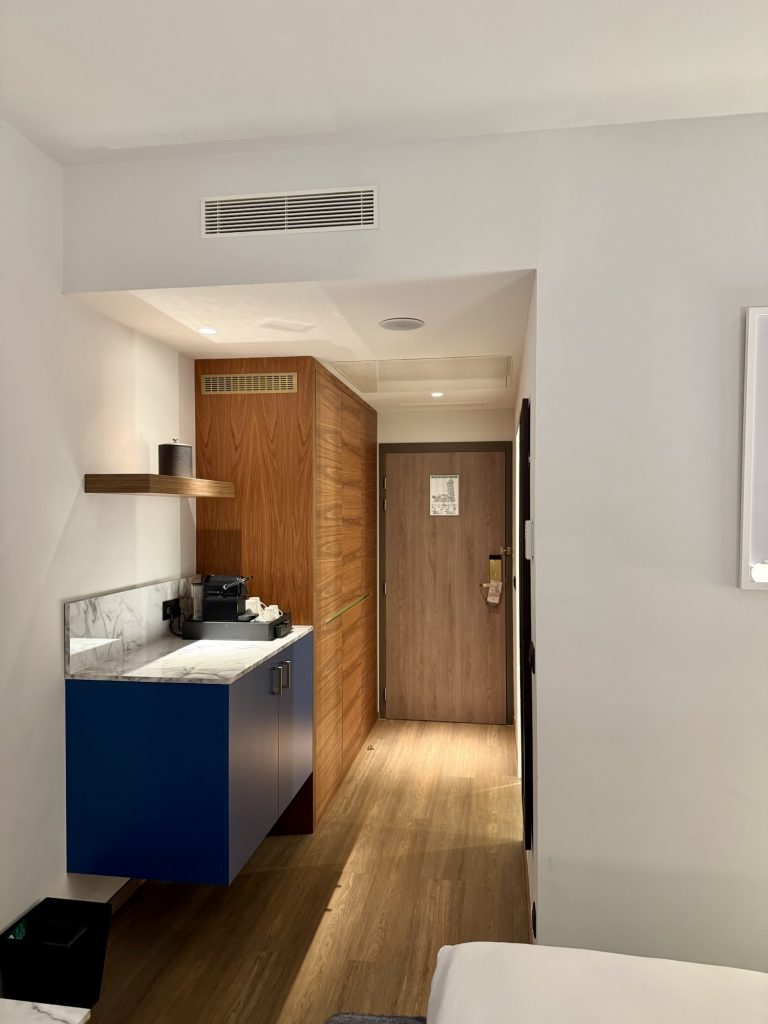 Flur in einem Zimmer des Sheraton Nice Airport Hotels in Nizza