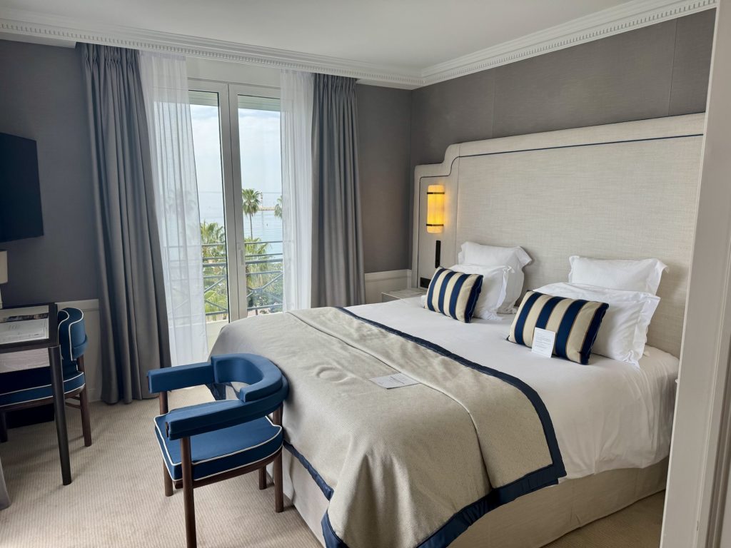 Bett im Hotel Barrière Le Majestic in Cannes