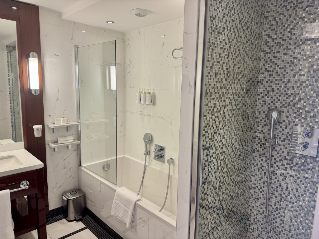 Dusche und Badewanne im Hotelzimmer im Hotel Barrière Le Majestic in Cannes