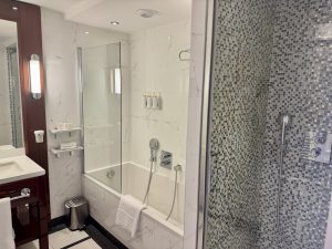 Dusche und Badewanne im Hotelzimmer im Hotel Barrière Le Majestic in Cannes