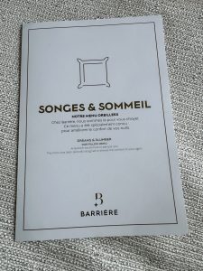 Kisstenmenü auf dem Bett des Hotel Barrière Le Majestic in Cannes
