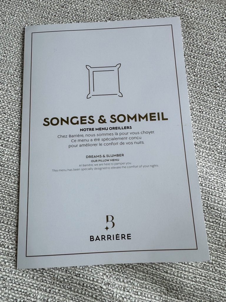 Kisstenmenü auf dem Bett des Hotel Barrière Le Majestic in Cannes