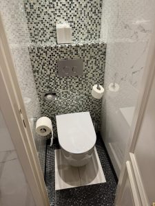 kleine Klokabine im Zimmer des Hotel Barrière Le Majestic in Cannes
