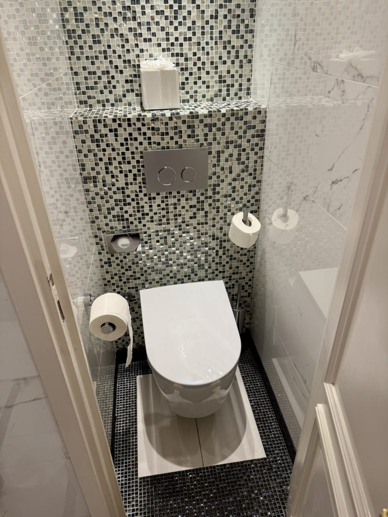 kleine Klokabine im Zimmer des Hotel Barrière Le Majestic in Cannes