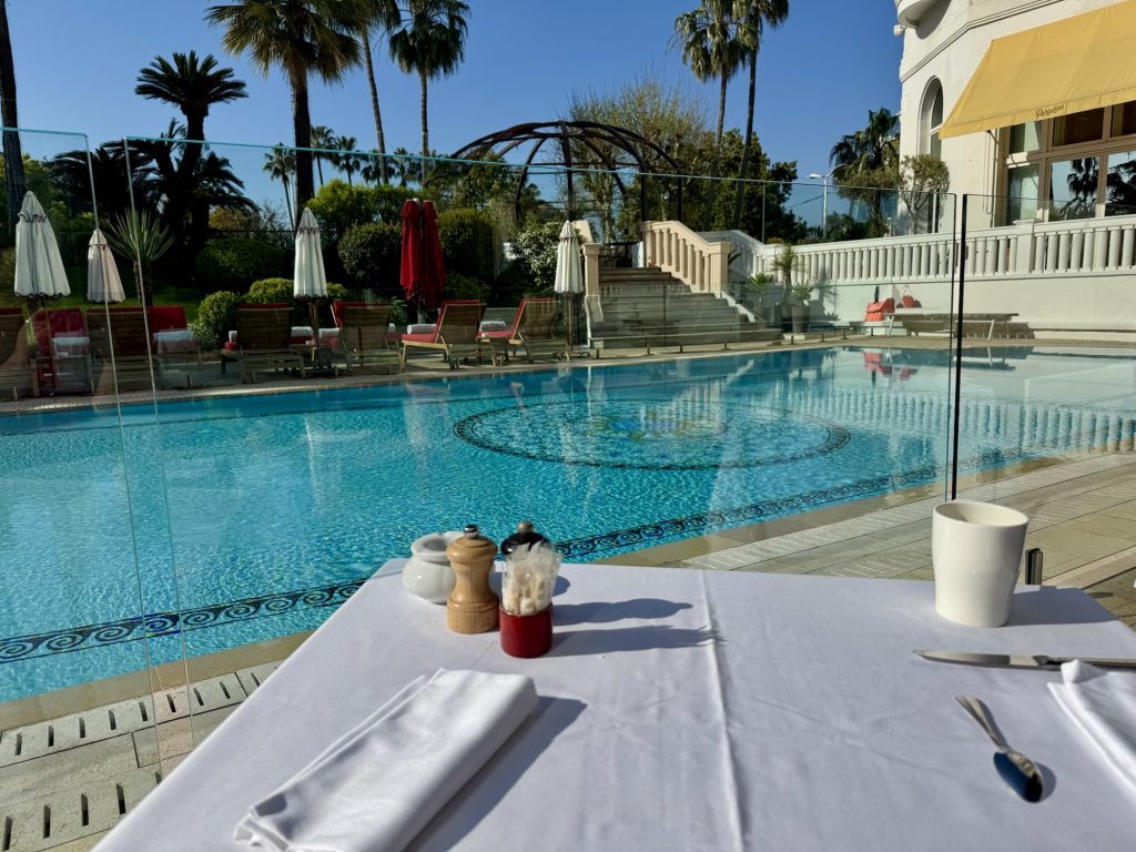 Ausblick auf den Pool vom Restaurant des Hotel Barrière Le Majestic in Cannes