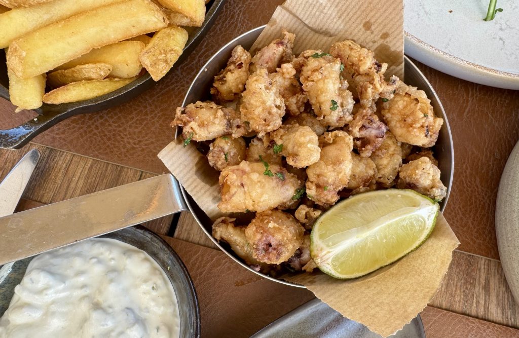 frittierte Calamari mit Zitrone im Mademoiselle Gray in Cannes