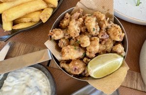 frittierte Calamari mit Zitrone im Mademoiselle Gray in Cannes