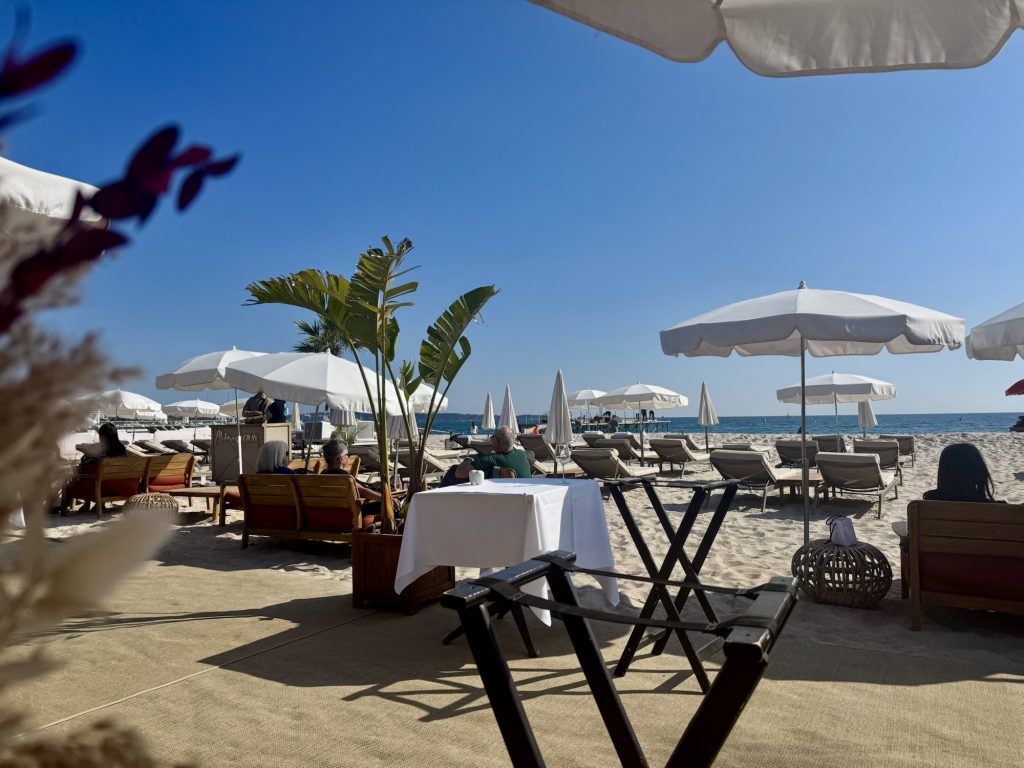 Strand und Sonnenliegen im Mademoiselle Gray in Cannes