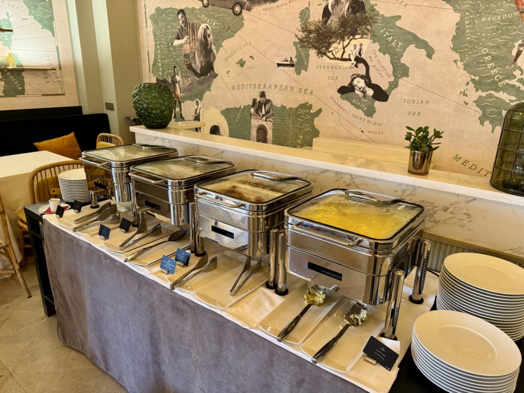 warmes Buffet beim Frühstück im Hotel Barrière Le Majestic in Cannes