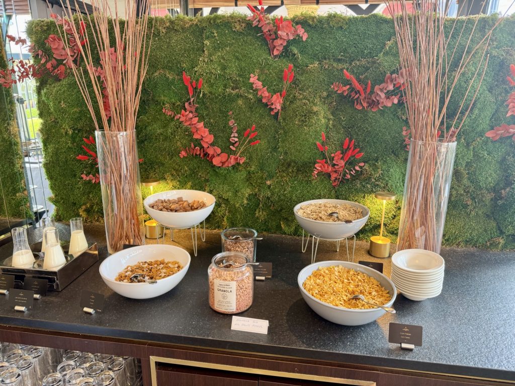 Cornflakes- und Müslibar beim Frühstück im Hotel Barrière Le Majestic in Cannes