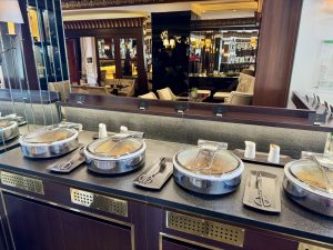 Warme Süßspeisen (Crepes, Waffeln, French Toas) beim Frühstück im Hotel Barrière Le Majestic in Cannes