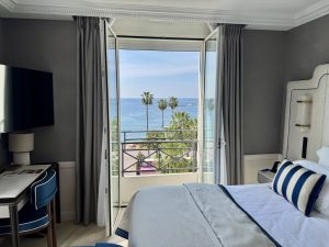 Ausblick auf das Meer aus dem Hotelzimmer im Hotel Barrière Le Majestic in Cannes