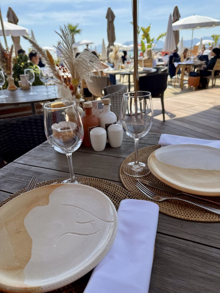 Tischgedeck im Mademoiselle Gray in Cannes