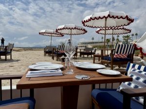 Stühle, Schirme und Tischdekoration im Restaurant Ciro's in Cannes