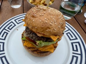 Wagyu Burger im Restaurant Ciro's in Cannes