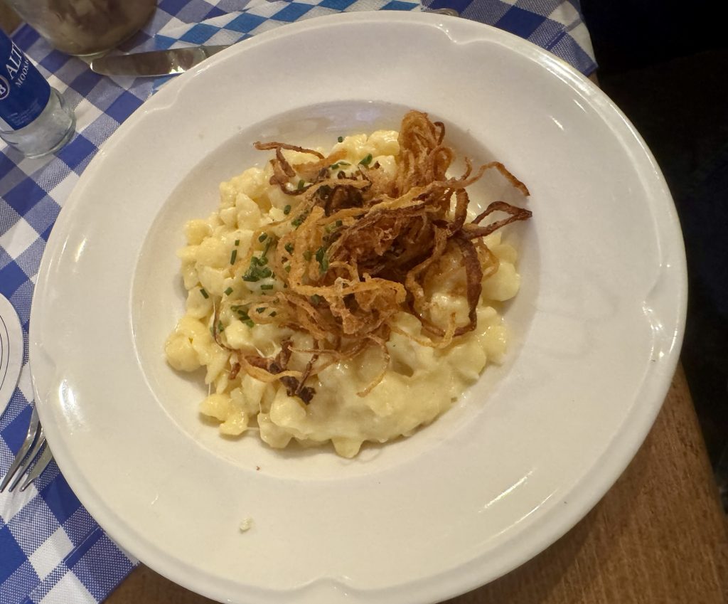 Käsespätzle mit Röstzwiebeln bei der Dinnerbrettl Dinnershow Bayerisch für Anfänger beim Alten Wirt in Moosach
