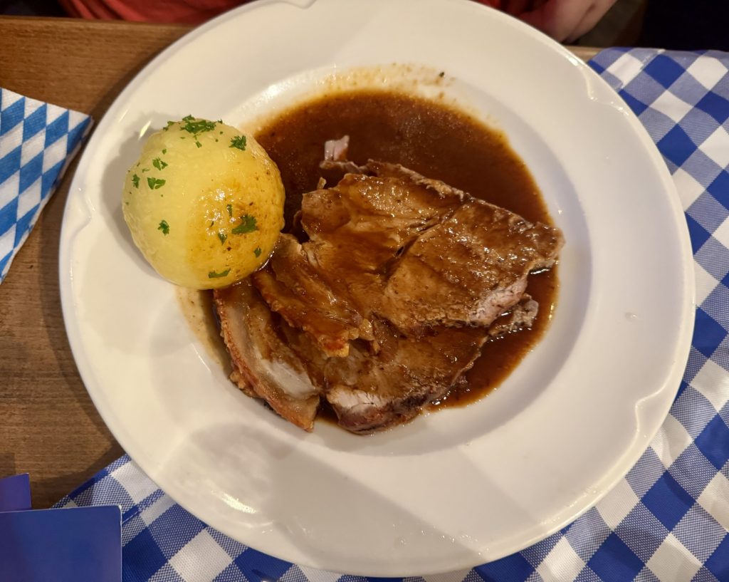 Schweinebraten mit Kartoffelknödel bei der Dinnershow Bayerisch für Anfänger beim Alten Wirt in Moosach