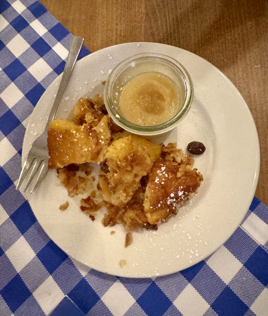 Kaiserschmarrn Dessert bei der Dinnershow Bayerisch für Anfänger beim Alten Wirt in Moosach