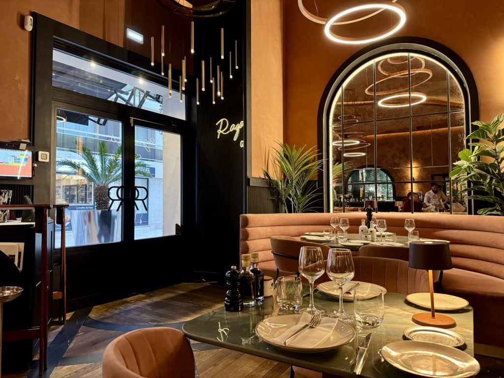 Modernes Design im Gastraum des Restaurant Ragazzi in Cannes