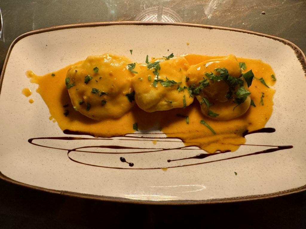 Ravioli mit Garnelenfüllung um Restaurant Ragazzi in Cannes