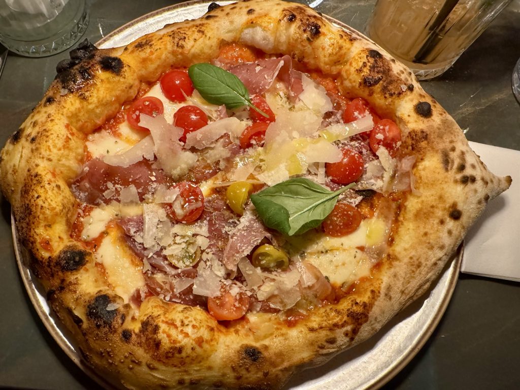 Pizza Parma mit Tomatensauce, Mozzarella, Parmaschinken, Cherrytomaten und Parmesan im Restaurant Ragazzi in Cannes