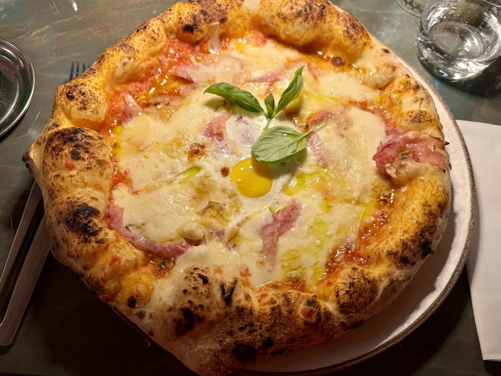 Pizza Bismarck mit Tomatensauce, Mozzarella, Kochschinken und Ei im Restaurant Ragazzi in Cannes