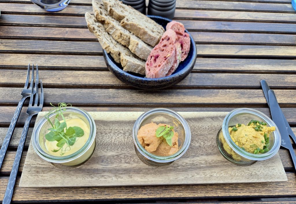 Hummus, Tomaten-Frischkäse und Limetten-Aioli. Dreierlei Aufstriche im Mogli's Dorfen
