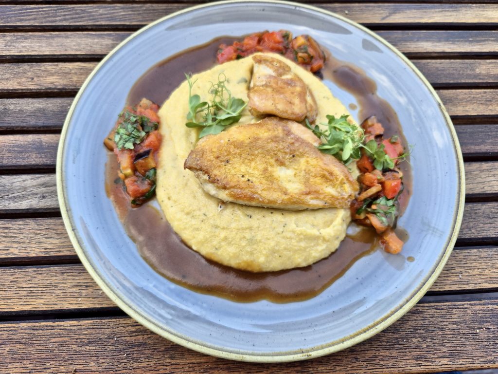 Maishendlbrust mit Thymian-Polenta, Ratatouille und schwarzem Knoblauch-Jus im Mogli's in Dorfen