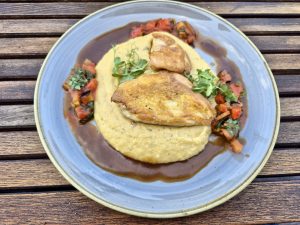 Maishendlbrust mit Thymian-Polenta, Ratatouille und schwarzem Knoblauch-Jus im Mogli's in Dorfen