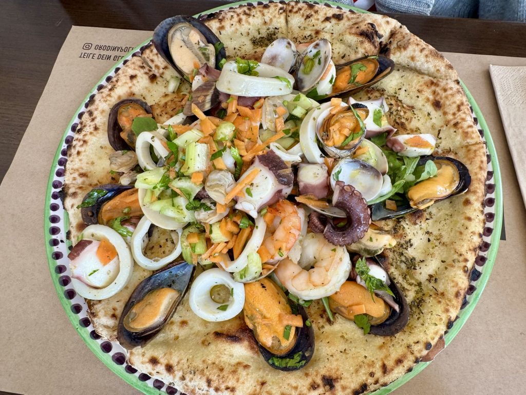 Meeresfrüchtesalat mit Pizzabrot im Oro di Napoli in Hallbergmoos