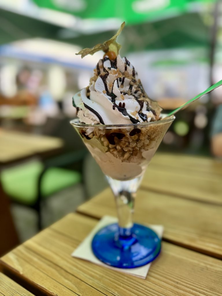 Nussbecher mit veganem Pistazien-, Schokoladen- und Haselnusseis im Green Leaf Café Erding