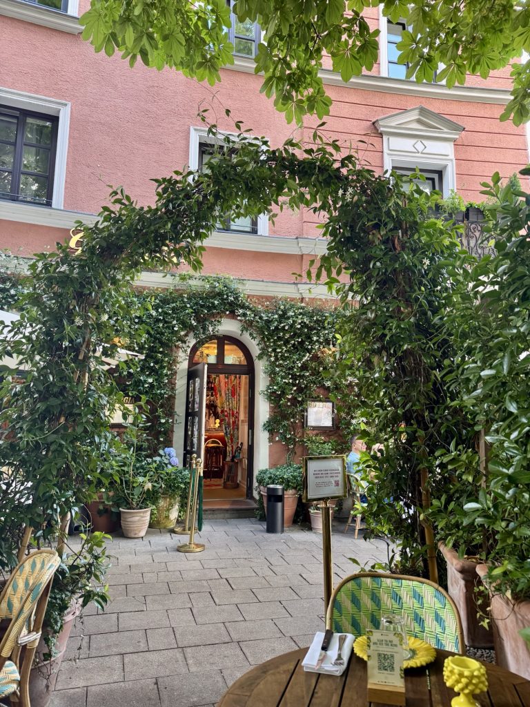 Gegrünter Außenbereich Giorgia Trattoria