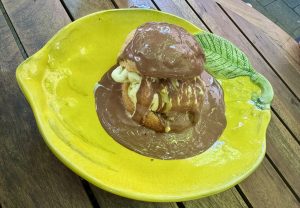 Pistacchio Pfofiterole mit Schokoladensauce im Giorgia Trattoria