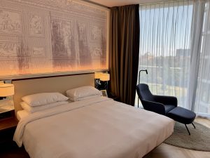 Bett im King View Room im Andaz Vienna am Belvedere