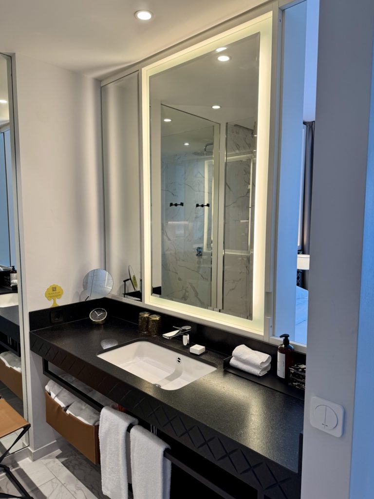 Waschbecken im Bad eines King View Rooms im Andaz Vienna am Belvedere