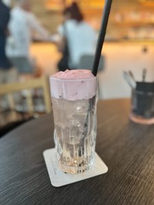 Hibiscus Delight in der Rooftop Bar Aurora im Andaz Vienna am Belvedere